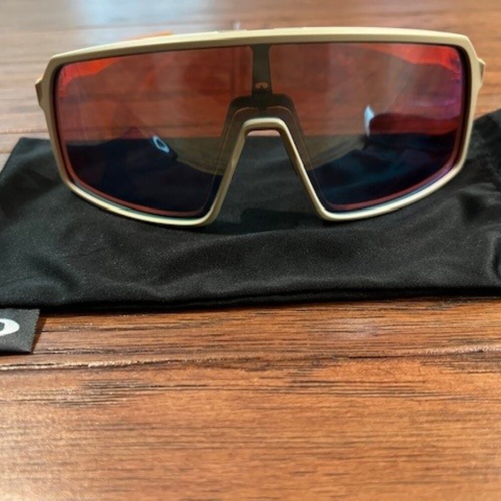 NWOT Oakley Sutro Latitude Collection